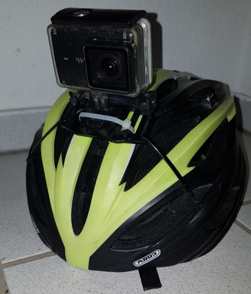 Kamera auf einem Fahrradhelm befestigt.